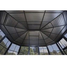 Innenansicht eines Pavillons mit Metalldach und Glasfenstern
