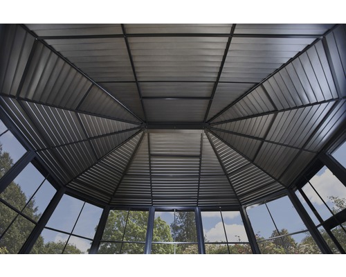 Innenansicht eines Pavillons mit Metalldach und Glasfenstern