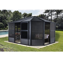 Gartenpavillon mit Insektenschutz und Schiebetüren auf einer Terrasse im Garten.