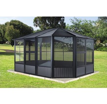 Achtseitiger Pavillon mit Fenstern und Dach auf Rasenfläche