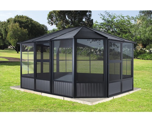 Achtseitiger Pavillon mit Fenstern und Dach auf Rasenfläche