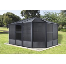 Freistehender Pavillon mit Moskitonetz auf Rasenfläche.