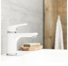 Weißer Waschtischmischer auf einem Waschbecken im Badezimmer