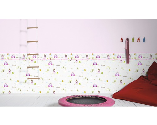 Mädchenzimmer mit Prinzessinnentapete, Sprossenleiter, Sitzsack und Trampolin