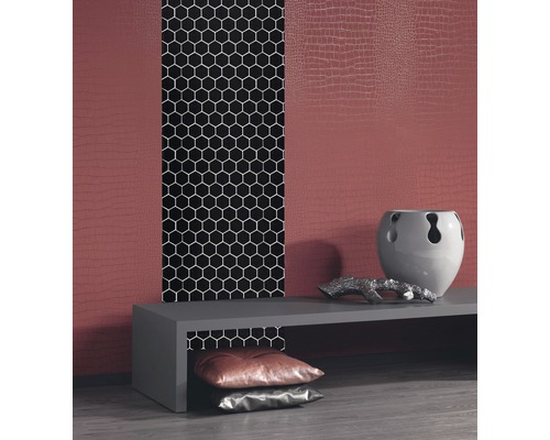 Raumansicht mit Wandtapete in Krokodillederoptik und Dekorationselementen