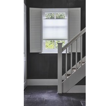 Szene mit Fenster, Fensterläden, Plissee und Treppe in einem Innenraum.