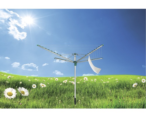 Drehwascheständer im Garten mit Wäscheleine