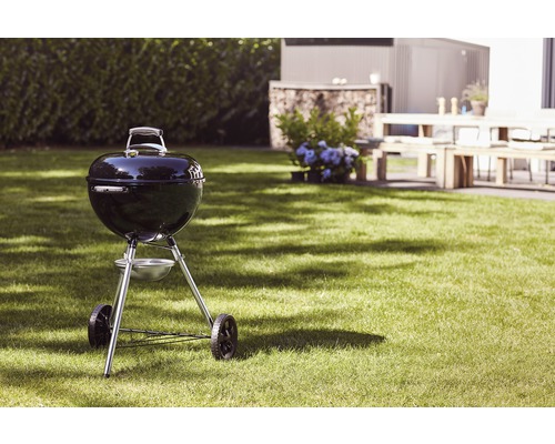 Kugelgrill auf einer Rasenfläche im Garten