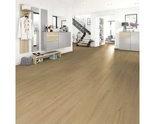 Heller Flur mit Laminatboden, Garderobe und Treppe