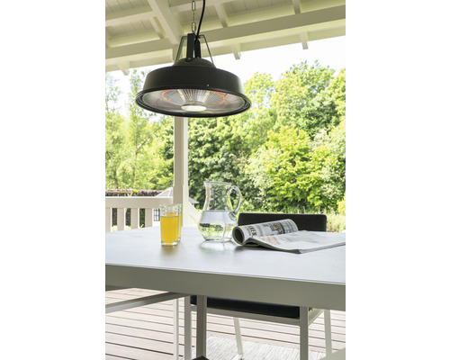 Hängender Heizstrahler über einem Gartentisch mit Getränken und einer Zeitschrift für eine Terrasse im Freien.