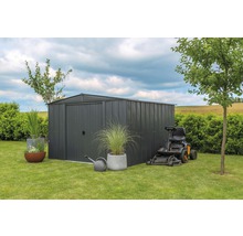 Garten Szene mit Metall Gerätehaus, Rasentraktor, Gießkanne und Pflanzenkübeln auf Rasen