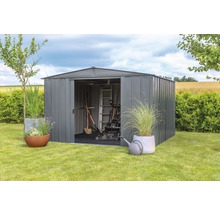 Metall Gerätehaus mit Gartengeräten im Garten