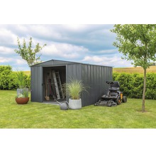 Gartenszene mit Gerätehaus, Rasentraktor, Leiter, Spaten und Gießkanne