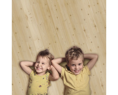 Zwei Kinder liegen auf einem hellen Holzboden.