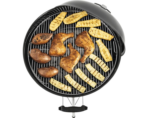 Kugelgrill mit Grillgut: Hähnchen, Zucchini und Kartoffeln.