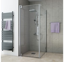 Duschkabine mit Handtuchwärmer und Handtuchhalter im Badezimmer