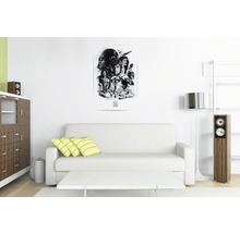 Wohnzimmer mit Star Wars Poster an der Wand, Sofa, Schrank und Lautsprechern