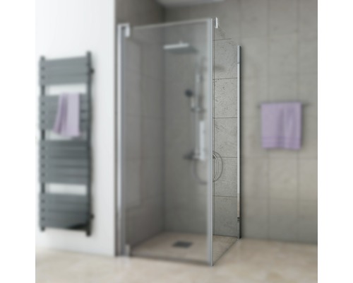 Dusche mit Duschabtrennung aus Glas im Badezimmer