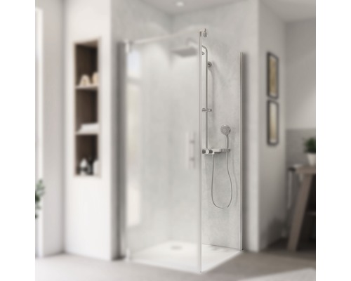 Duschseitenwand für Drehtür Breuer Express Q72 Europa Design 900x1968 mm Anschlag links Echtglas Klar hell chromoptik mit schmutzabweisender Glasbeschichtung Duschabtrennung mit Handbrause in einem hellen Badezimmer.