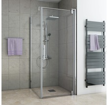 Duschkabine mit Dusche, Handtuch und Handtuchwärmer im Badezimmer