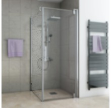 Dusche mit Drehtür aus Glas und Metall in einem Badezimmer