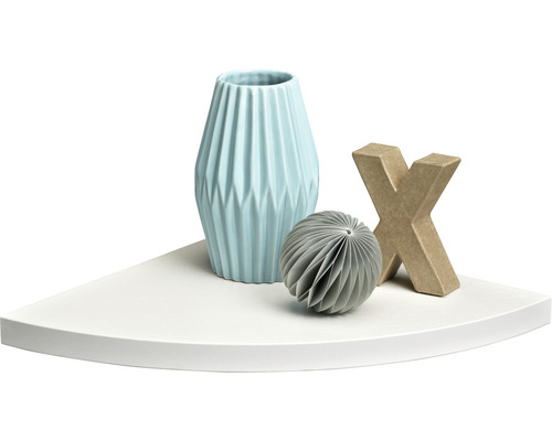 Eckregal mit Vase, Dekokugel und Dekobuchstabe