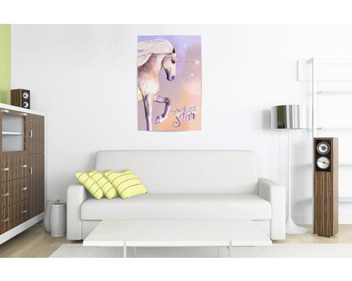 Wohnzimmer mit Sofa und Einhorn-Wandbild