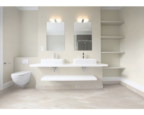 Helles Badezimmer mit zwei Waschbecken, Spiegeln und Regalen