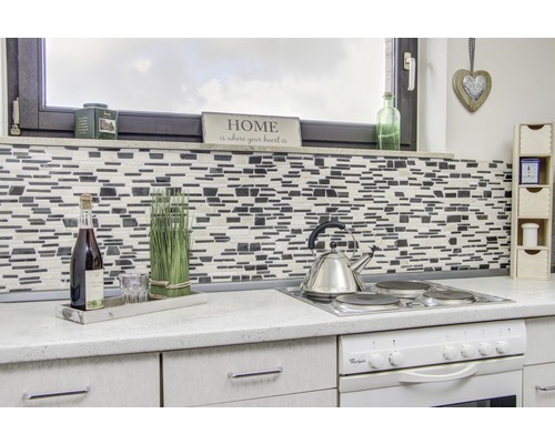 Küchenszene mit Mosaikfliesen, Herd und Accessoires