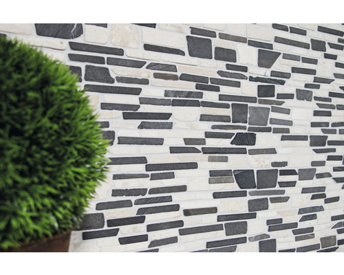 Wandverkleidung mit Steinoptik und Dekoration