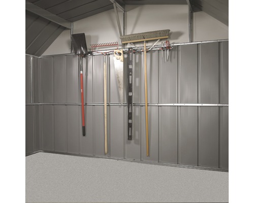 Werkzeugleiste SPACEMAKER 2 Stück mit 5 Haken und 1 Kleinteilhaken Werkzeuge wie Schaufel, Rechen, Säge und Wasserwaage hängen an einer grauen Wand in einem Geräteschuppen.