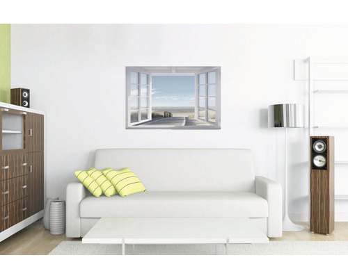 Wohnzimmer mit Sofa, Schrank und Wandbild mit Strandmotiv