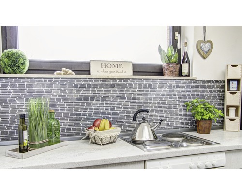 Küchenszene mit Mosaikfliesen, Dekoration und Küchenutensilien.