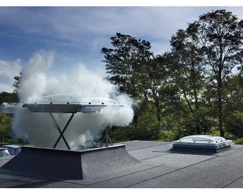 Geöffnete Rauchabzugskuppel auf einem Dach mit Rauch