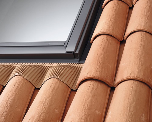 Dachfenster mit Eindeckrahmen und Ziegeln