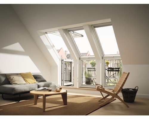 Helles Wohnzimmer mit Dachfenstern und Balkon