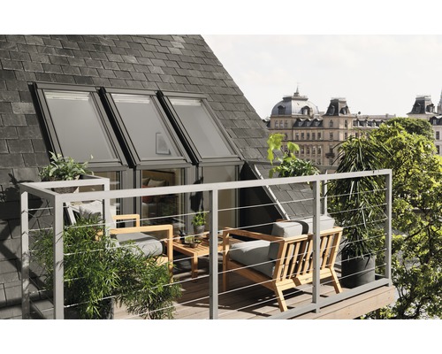 Dachgeschosswohnung mit Dachfenstern und Balkon mit Gartenmöbeln