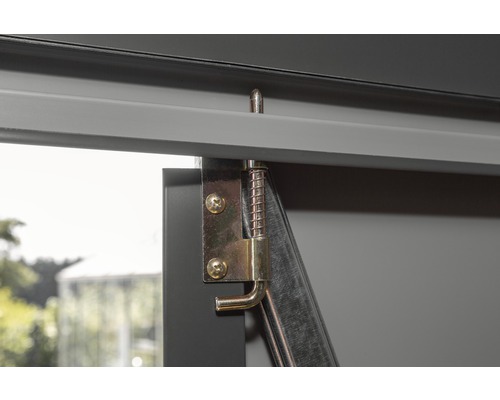 Detailansicht eines Verschlussriegels an einem Gartenhaus