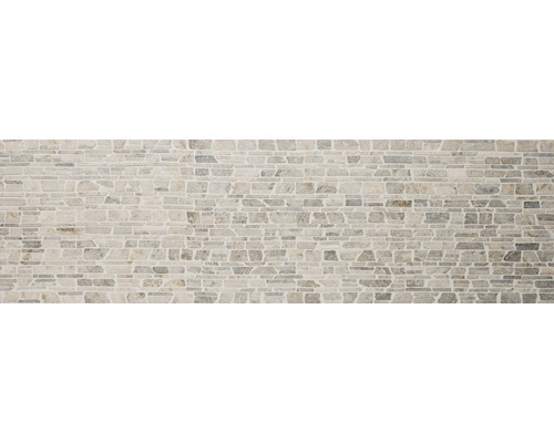 Wand aus Natursteinmosaik