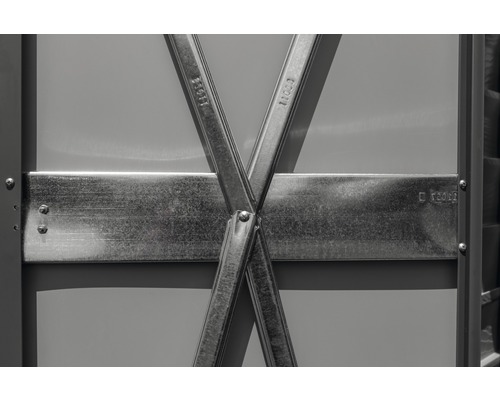 Detailansicht eines Regalsystems mit Metallstreben