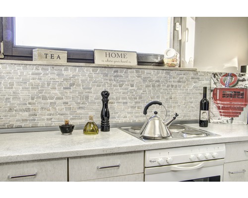 Küchenszene mit Küchengeräten und Dekoration