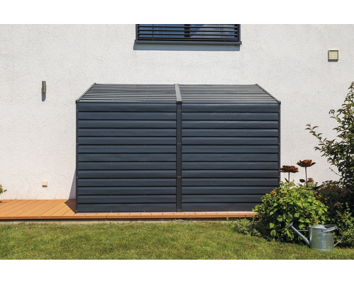 Gerätebox aus Kunststoff im Garten vor einer Hauswand