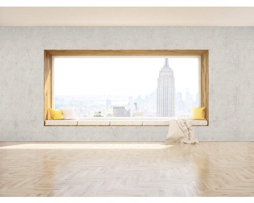 Heller Raum mit Fensterbank, Kissen und Blick auf eine Stadt