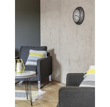 Wohnzimmer mit zwei grauen Sesseln, Kissen, Uhr und Beistelltisch