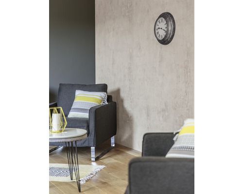 Wohnzimmer mit zwei grauen Sesseln, Kissen, Uhr und Beistelltisch