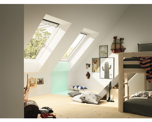 Helles Kinderzimmer im Dachgeschoss mit Dachfenstern und einem Etagenbett.