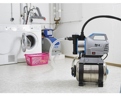 Hauswasserwerk im Einsatz in einem hellen Kellerraum mit Waschmaschine und Wäschetrockner