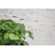 Wandgestaltung mit beige-braunen Riemchen