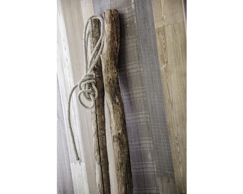 Zwei Holzstöcke mit einem Seil an einer Wand