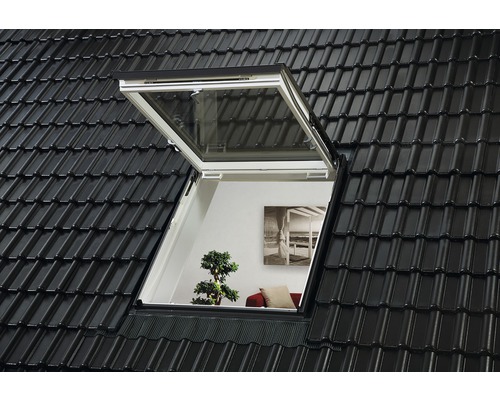 Geöffnetes Dachfenster in einem Ziegeldach